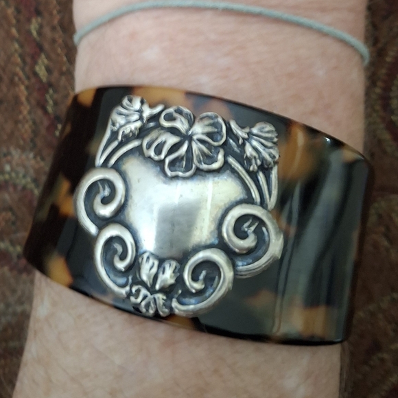 New Vintage Faux Tortoise Shell with Silver Ornament Cuff Bracelet. - Picture 5 of 14